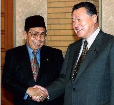 Mori, Wahid shake hands before meeting